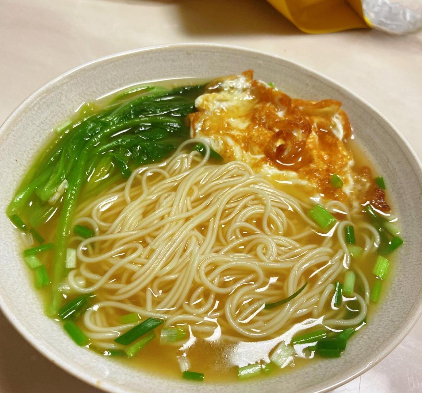 很家常但超好吃的煎蛋汤面,可以说是清汤面的升级版!