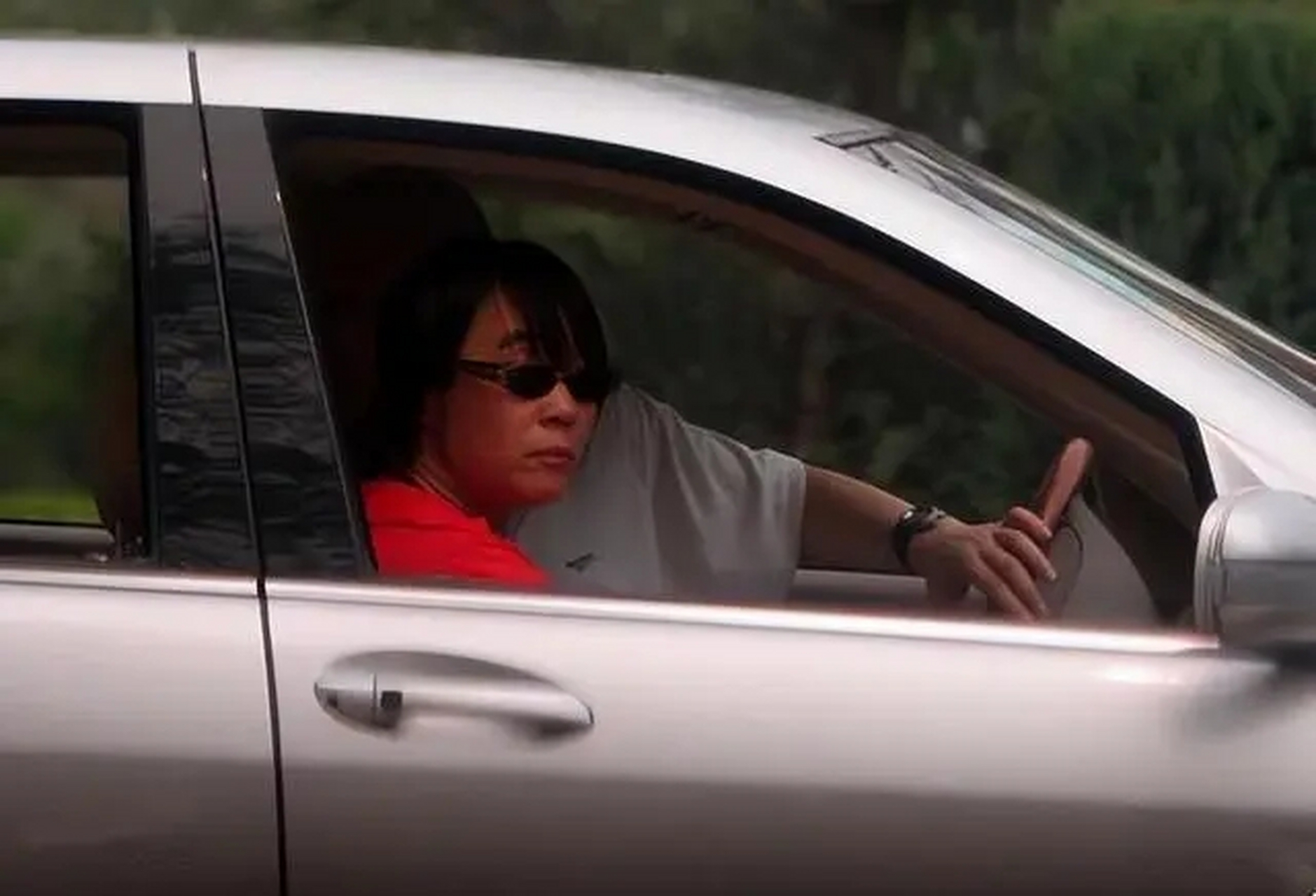 葛优驾车带媳妇出游!