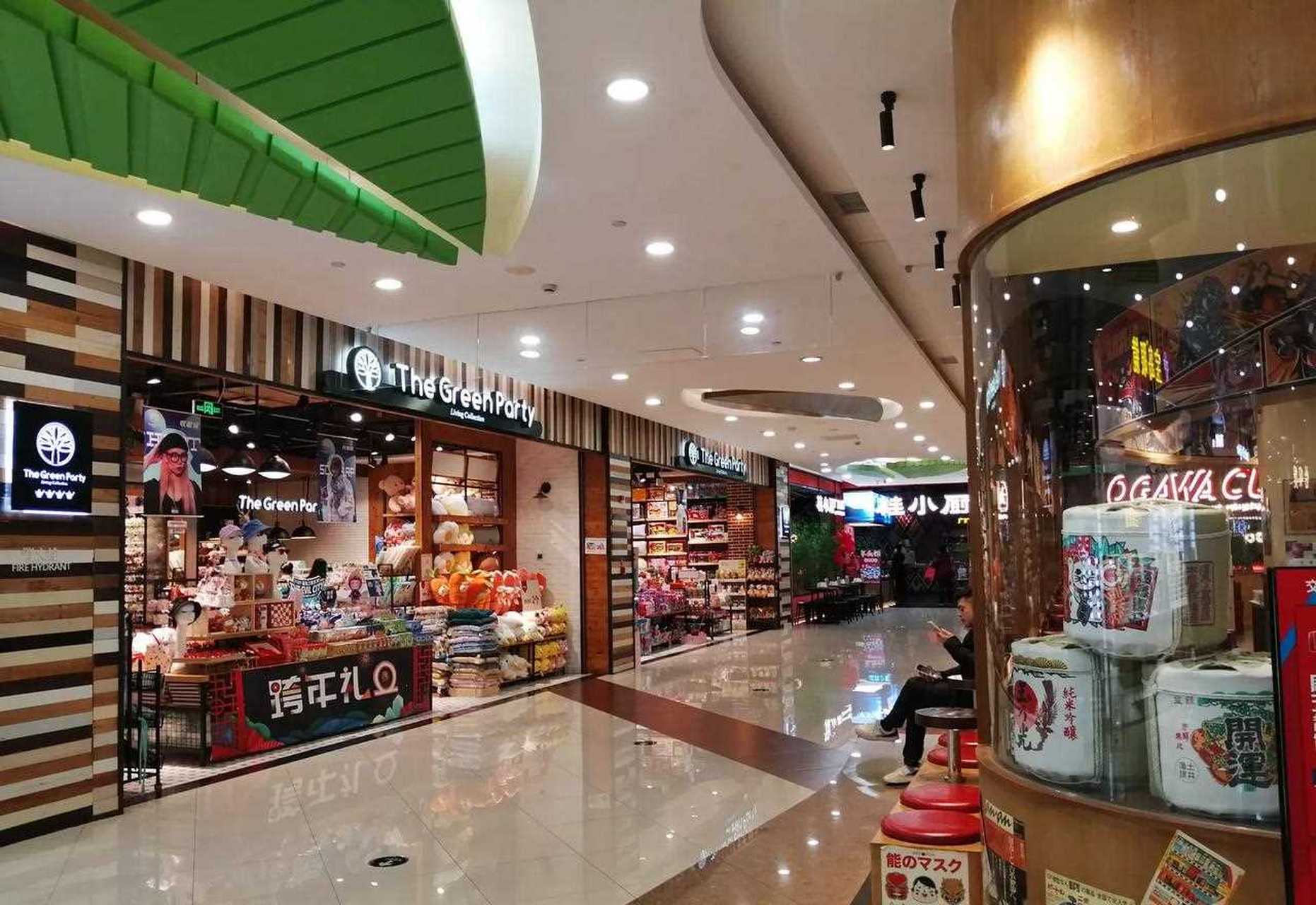 南宁印象城4楼都是餐馆,昨晚吃饭的人也不多,好多餐馆门前的凳子都是