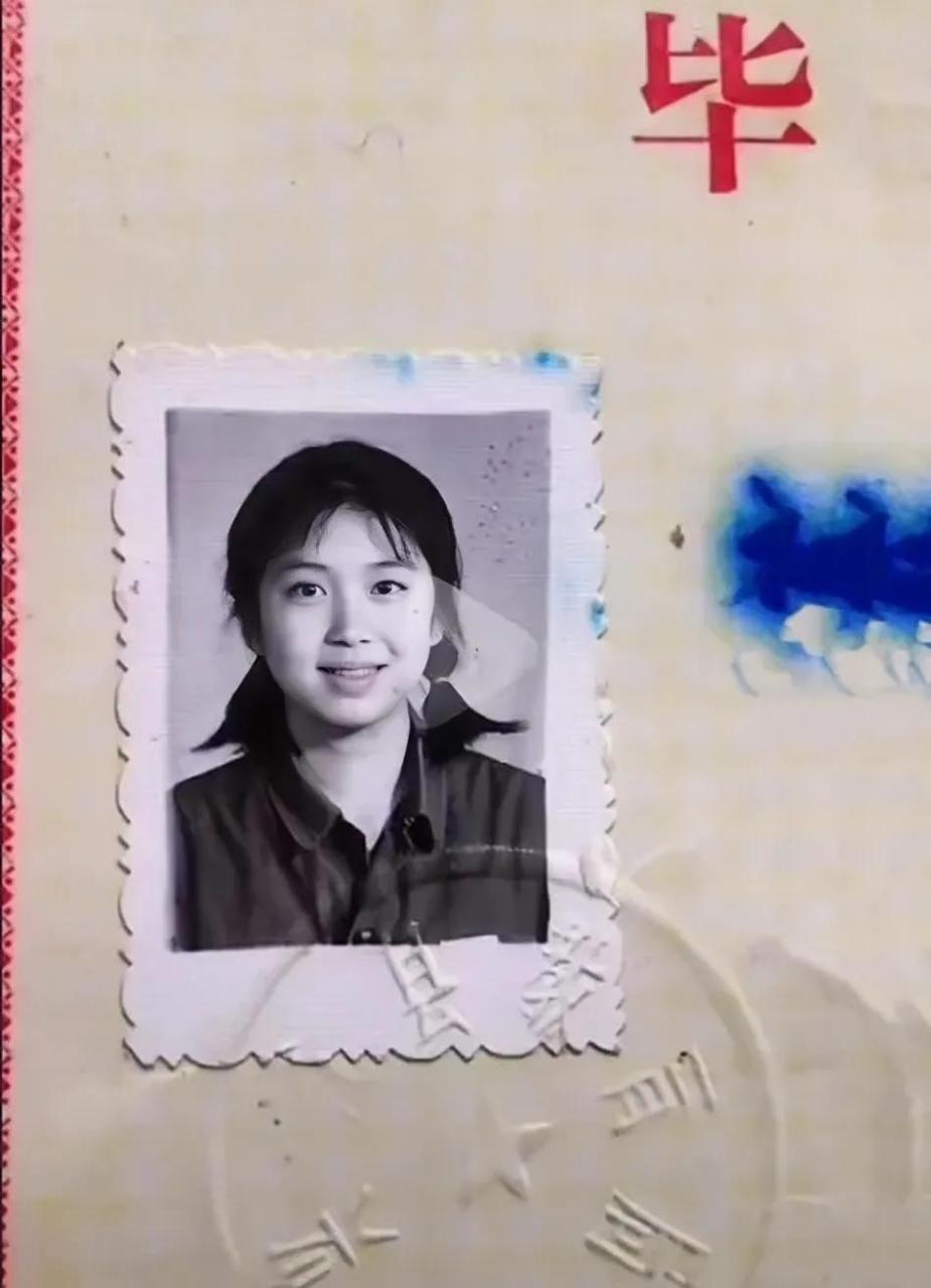 1984年,辽宁葫芦岛兴城县一名高中女生的毕业照,真是一个纯真甜美的美