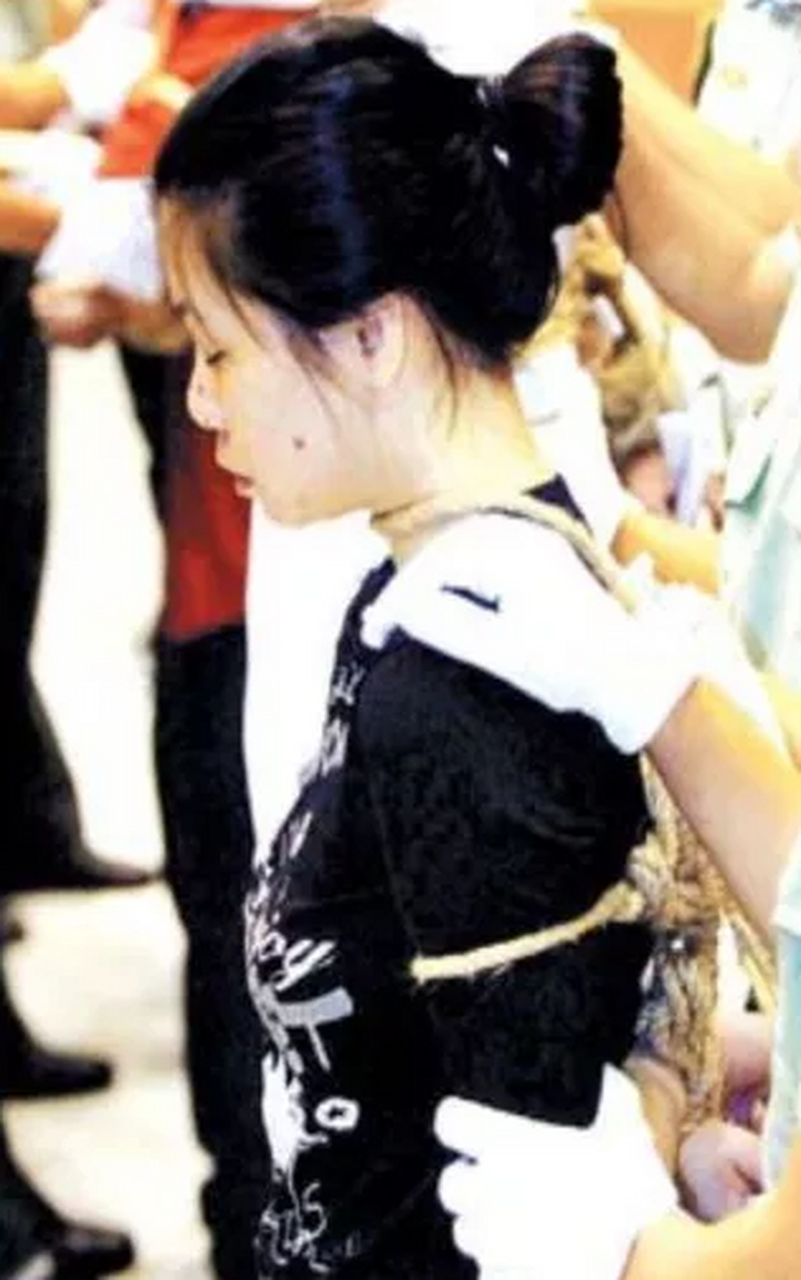 2005年6月15日,女犯程秀丽正在聆听死刑执行令,之后她将被押赴刑场