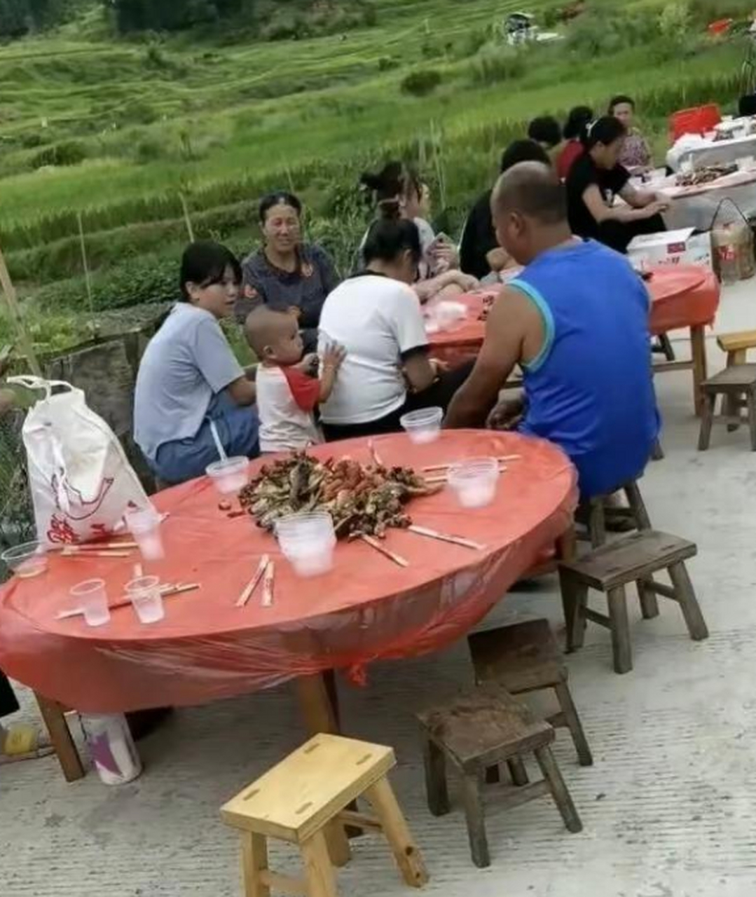 第一次来农村吃席,为什么上菜的时候不用盘子啊?