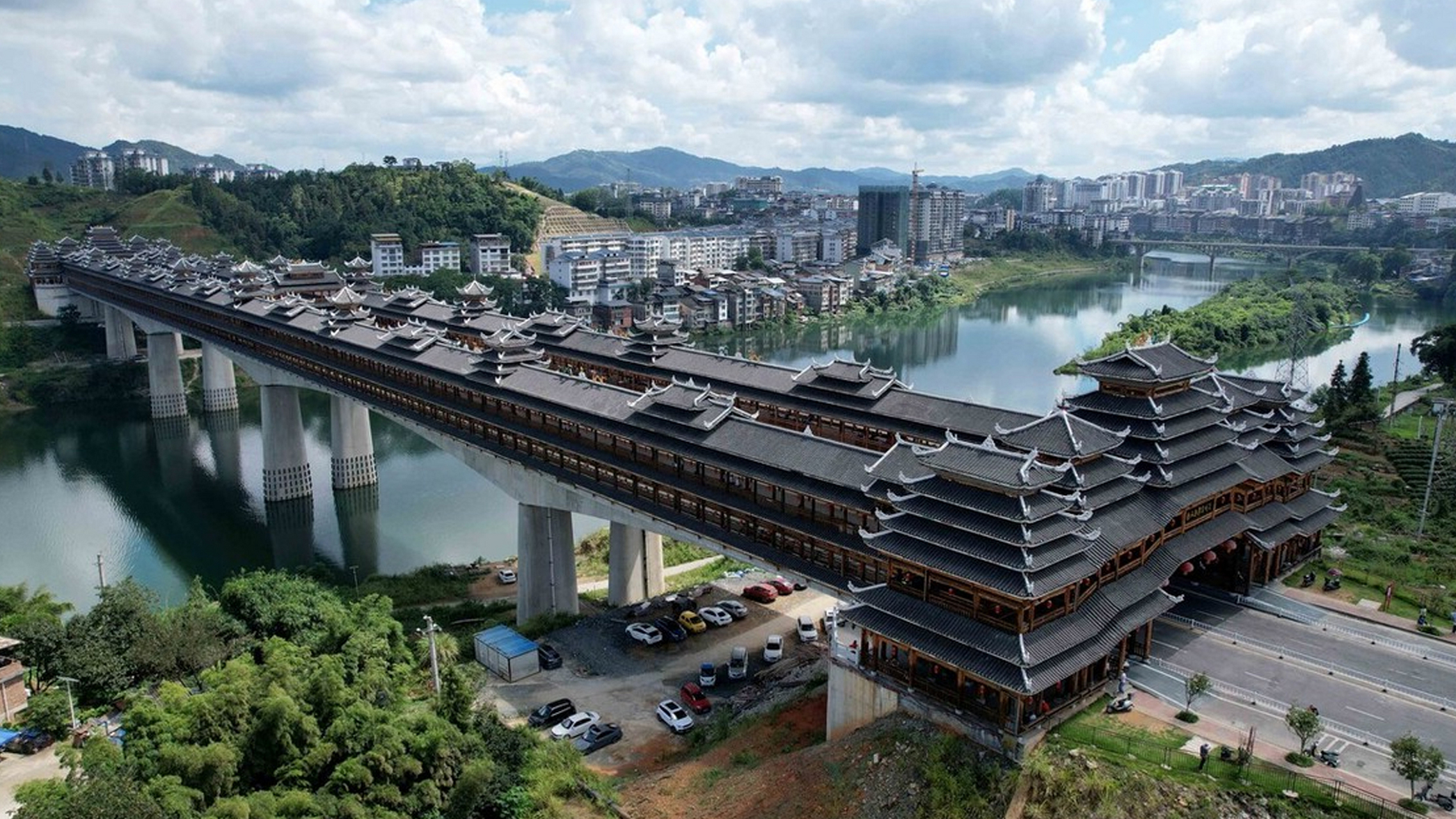 广西三江县浔江上的宜阳风雨桥成了网红打卡地,这是由200多名侗族工匠
