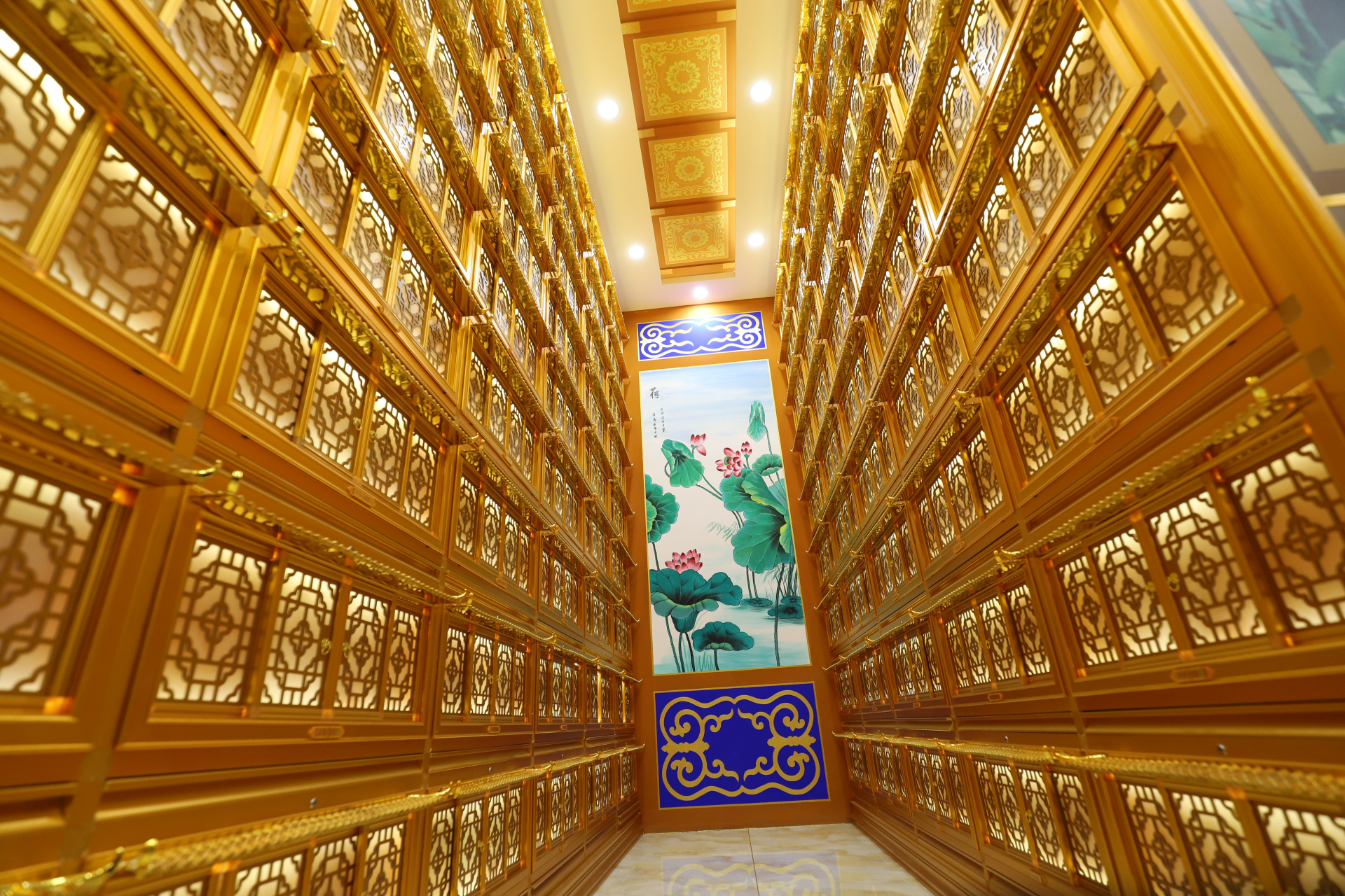 骨灰寄存需要的空间较小,所以非常的节省空间,这使得骨灰寄存成为一种