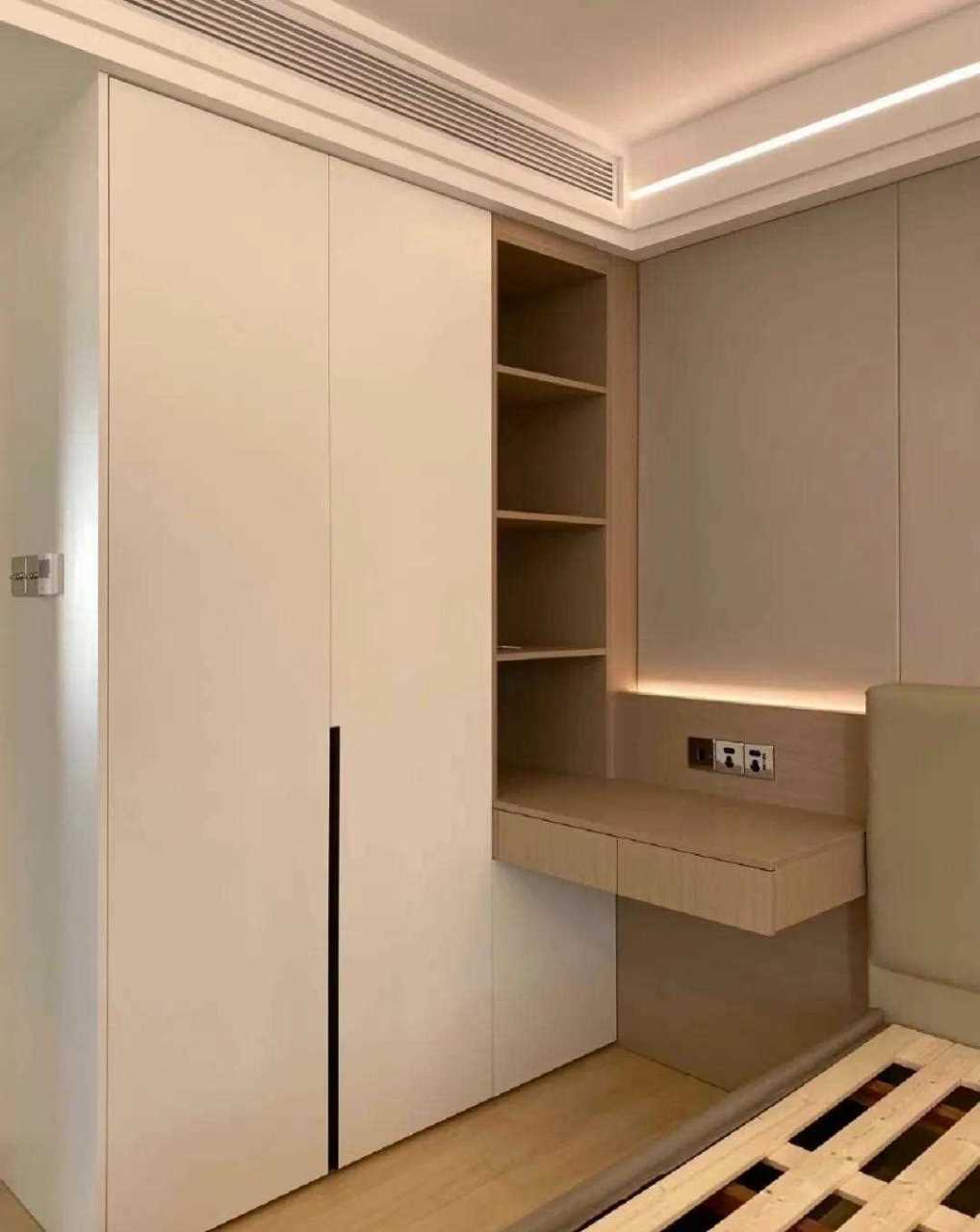 柜子实景落地参考[你懂的]  简约风白色 木纹一门到顶的衣柜,时尚大气