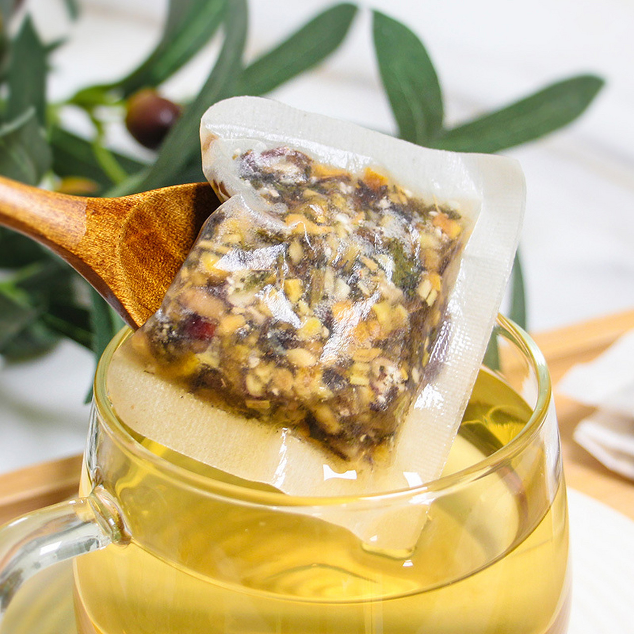 我最近开始迷上了五指毛桃茯苓茶,这是一款天然健康的茶饮料95  它