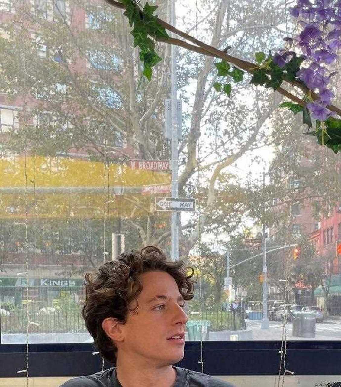 断眉 charlie puth 曝光全新自拍