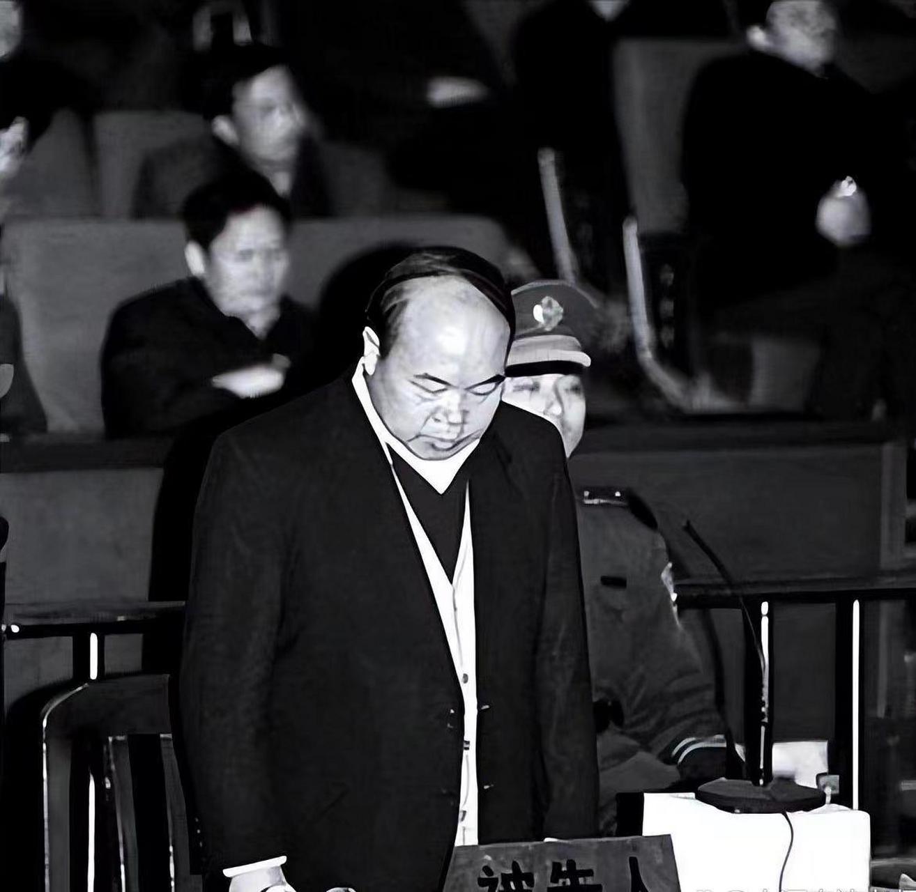 可知法犯法,不可饶恕,随着枪响,胡长清应声倒地,气绝身亡.