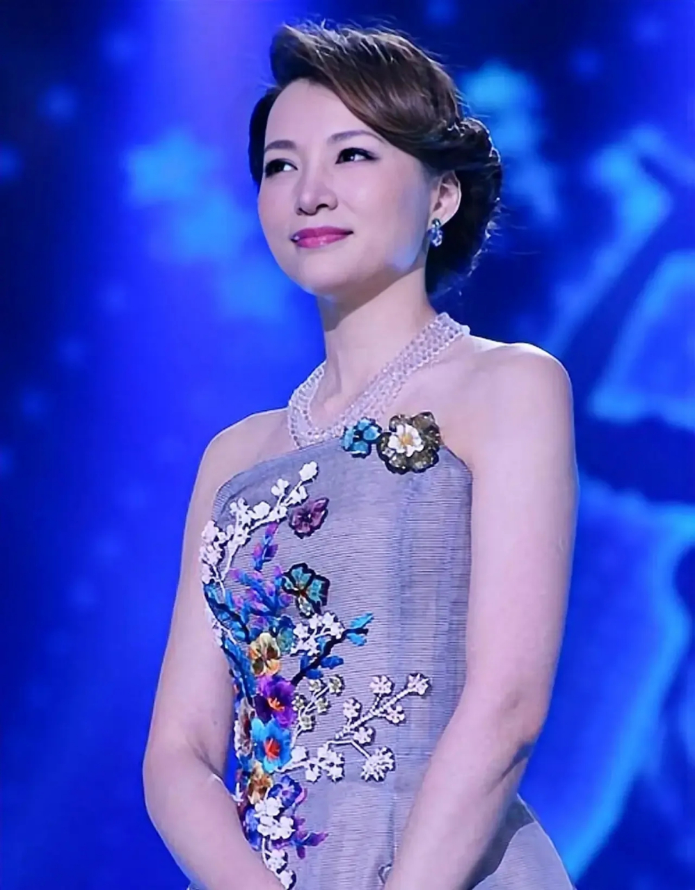 董卿气质温柔知性,颜值绝美,真的是不愧是中视的著名主持人!  在采