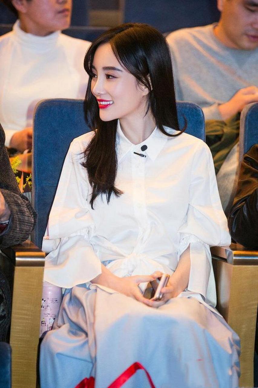 李小璐难得高调,穿白衬衫搭配蓝色半身裙简约大气,清纯又减龄