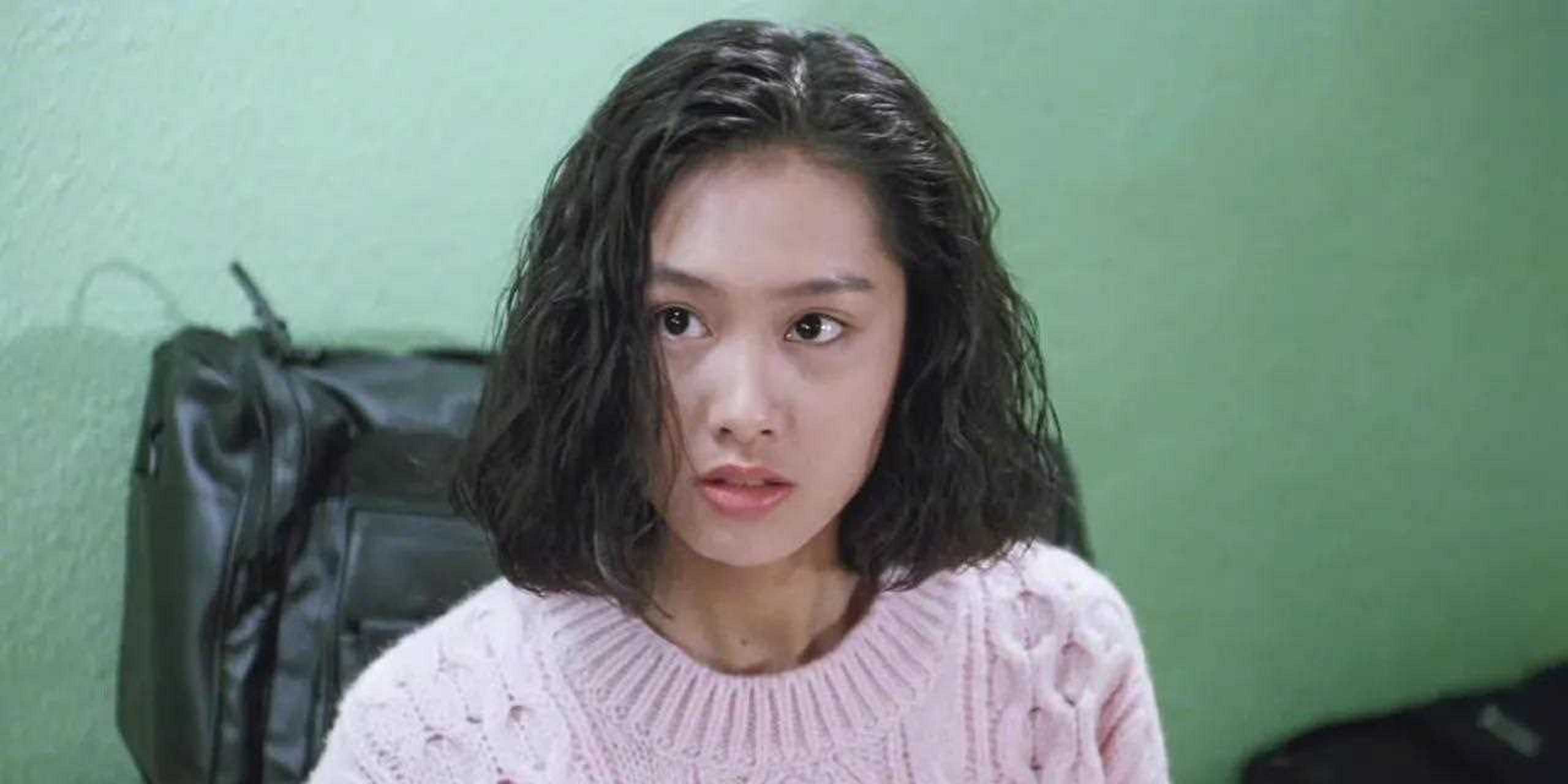 1992年《逃学威龙2》,朱茵饰演sandy,清纯可人,眼睛里有星星
