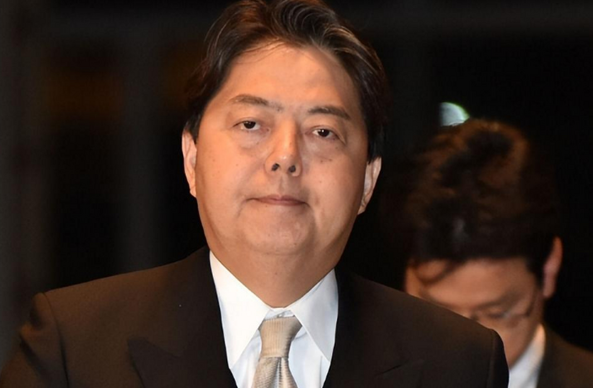 岸田文雄g7峰会前警告中俄,中国军舰绕日航行,我外交部强硬表态 据悉