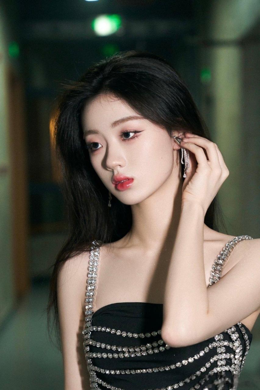 单依纯 脚趾怎么摞在一起了