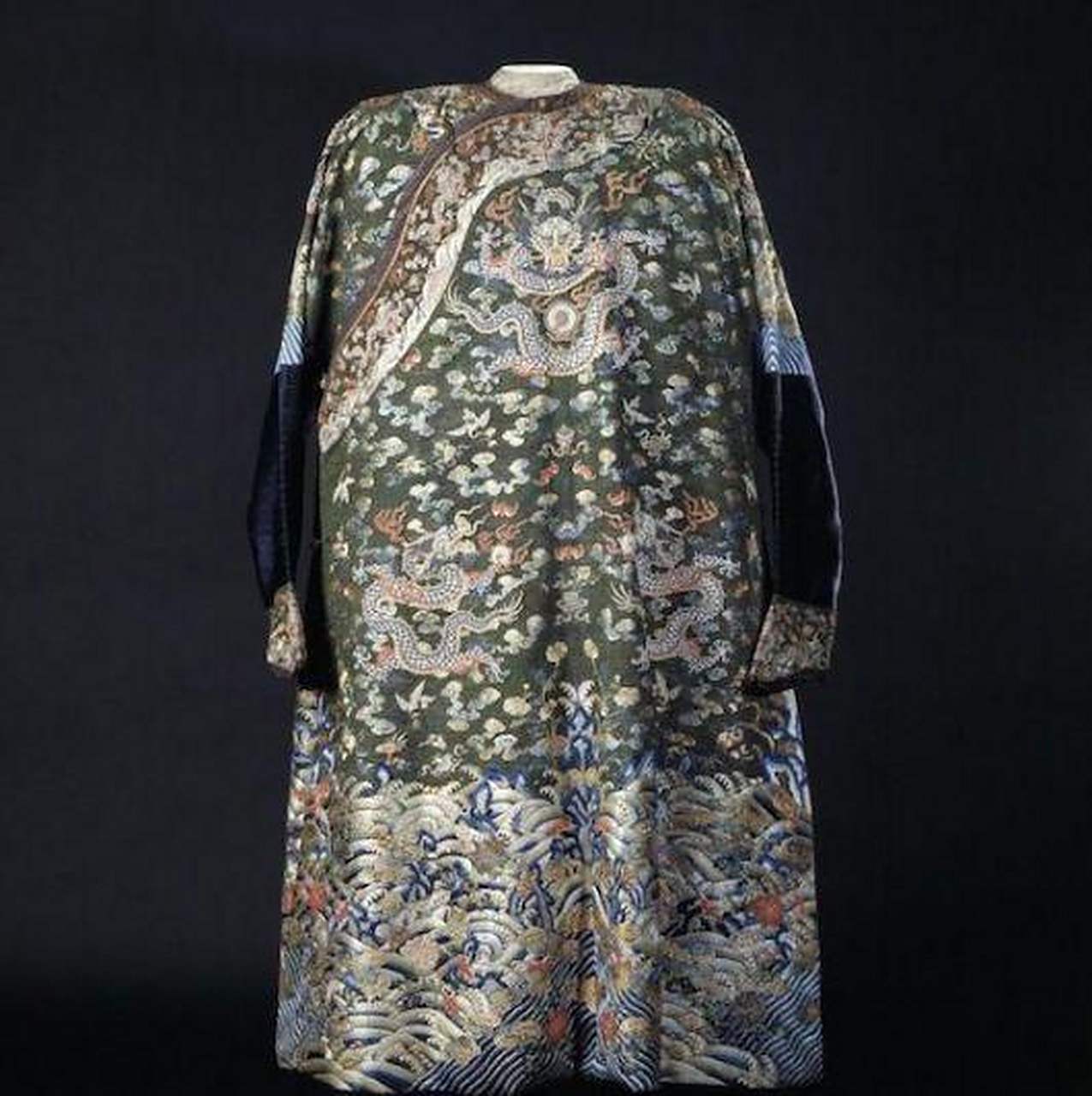 故宫博物院的这件袍子,它叫做孔雀羽穿珠彩绣云龙吉服袍,是一件清朝
