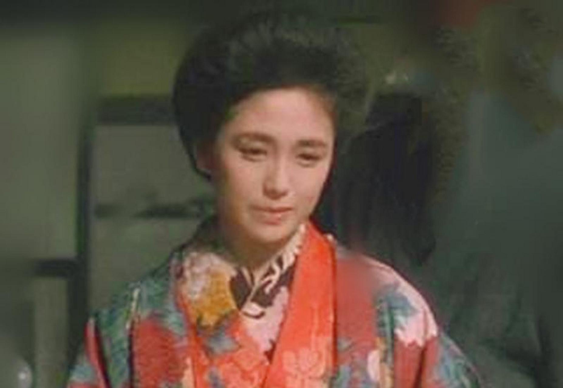 彼时,松田芳子在回家途中,被一群小混混拦住,献给老大松田义一.