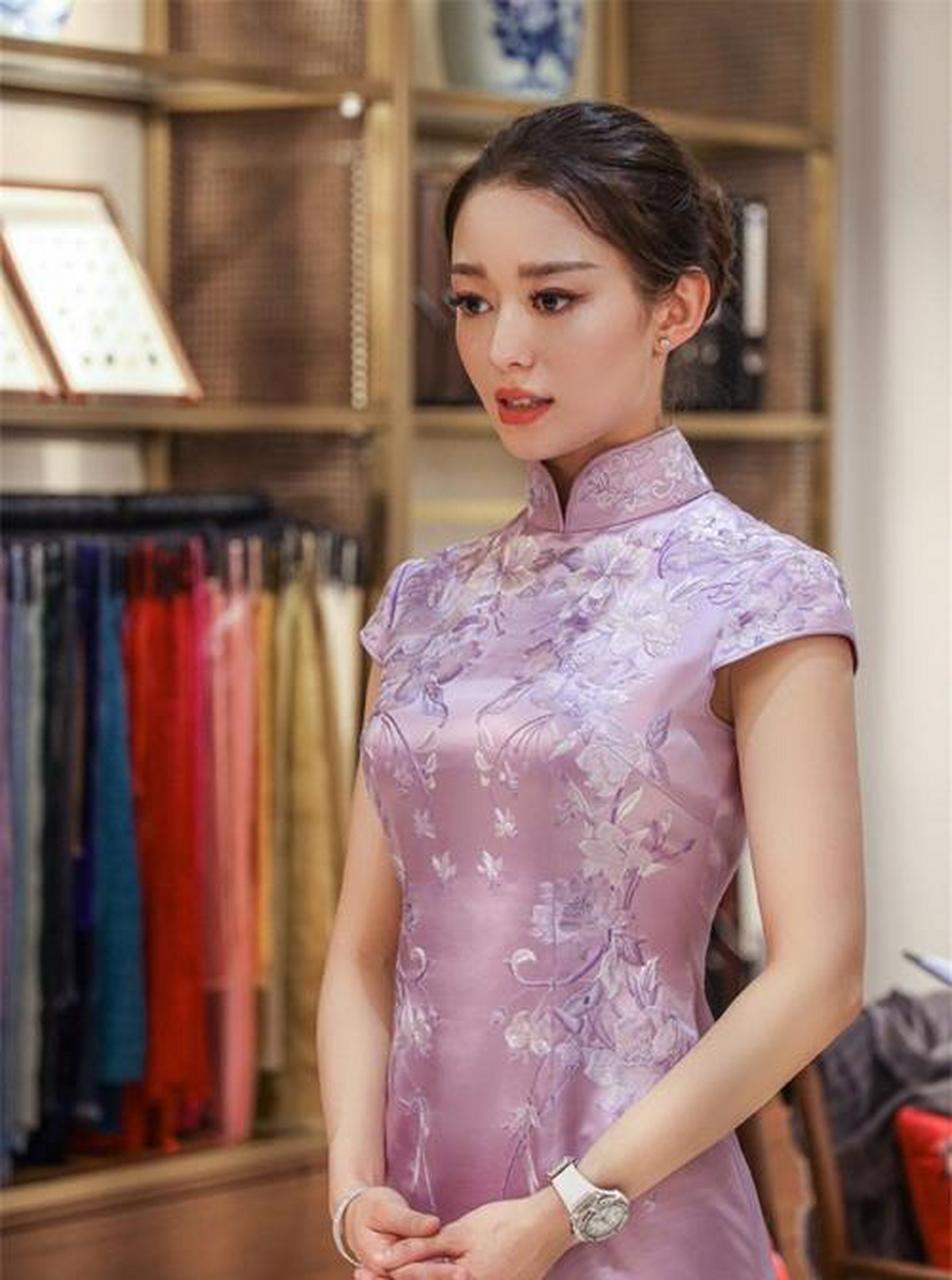 钢琴家郎朗的妻子吉娜,大家都知道她的身材非常好,所以穿上旗袍后