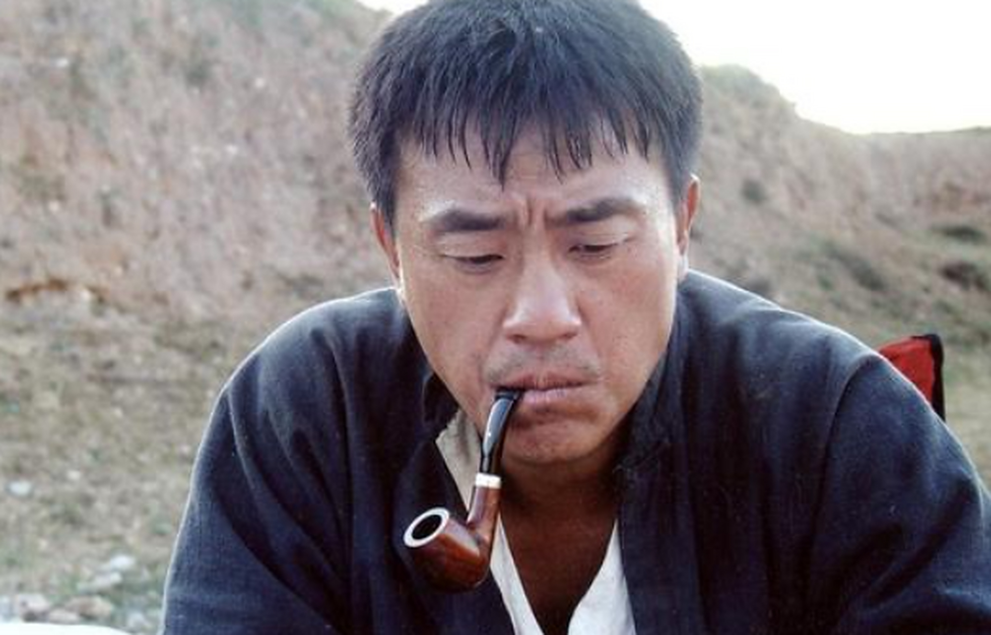 电视剧《白鹿原》拍摄期间,李沁与何冰躺在床上拍一场大尺度的戏.