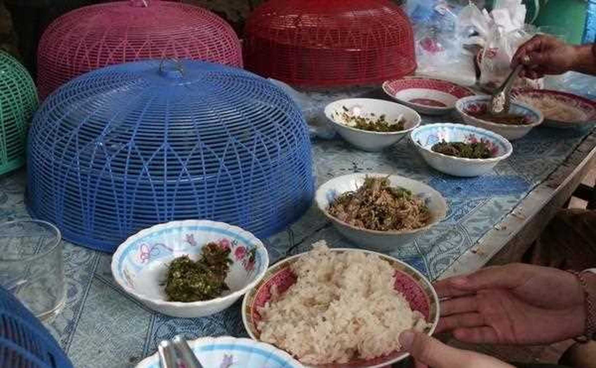 【老挝糯米饭】糯米饭装在竹编的小篓里,吃的时候用手团成小团,握紧