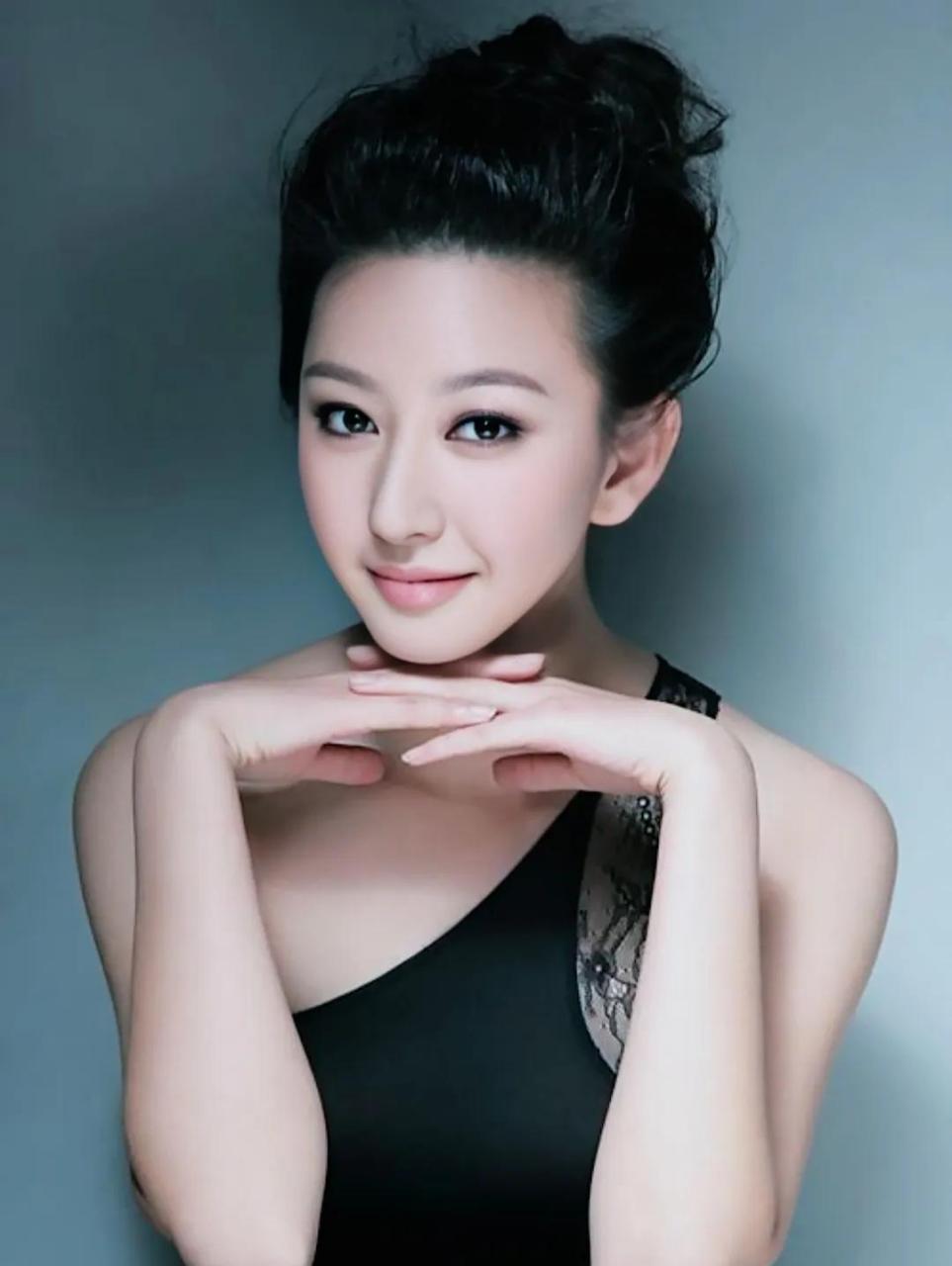 美女演员唐一菲