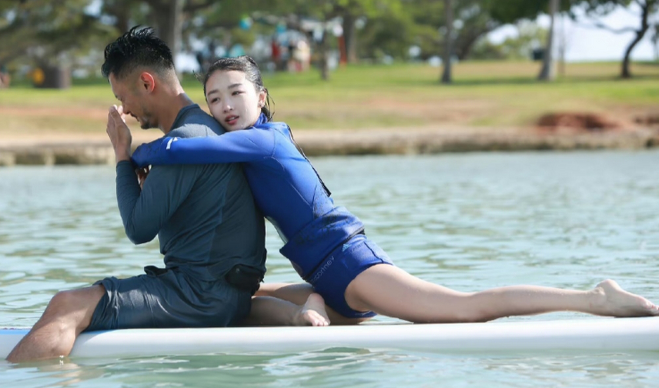 周冬雨余文乐水上瑜伽