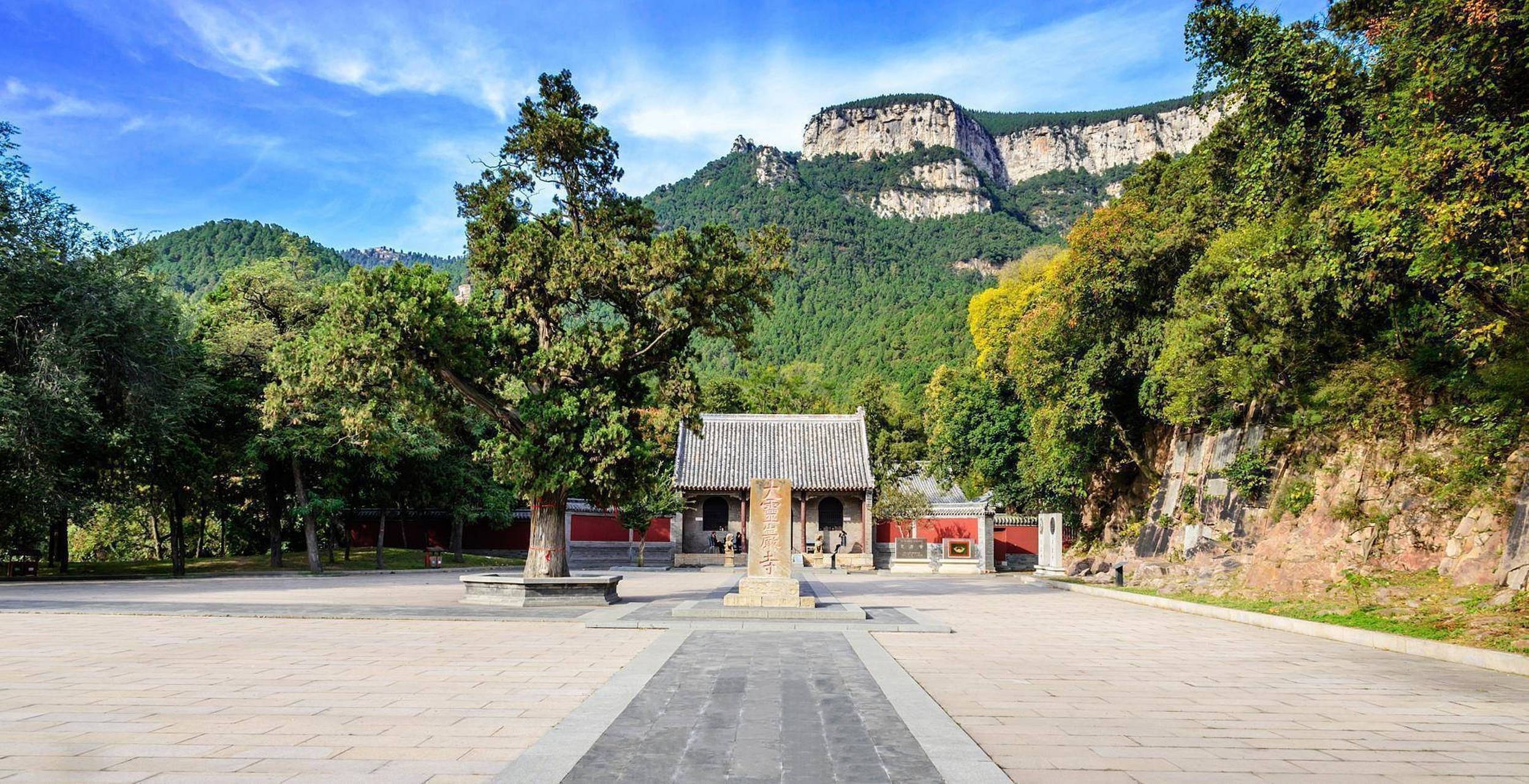 灵岩寺,位于山东济南长清县万德镇灵岩峪上,是世界遗产泰山景区的一