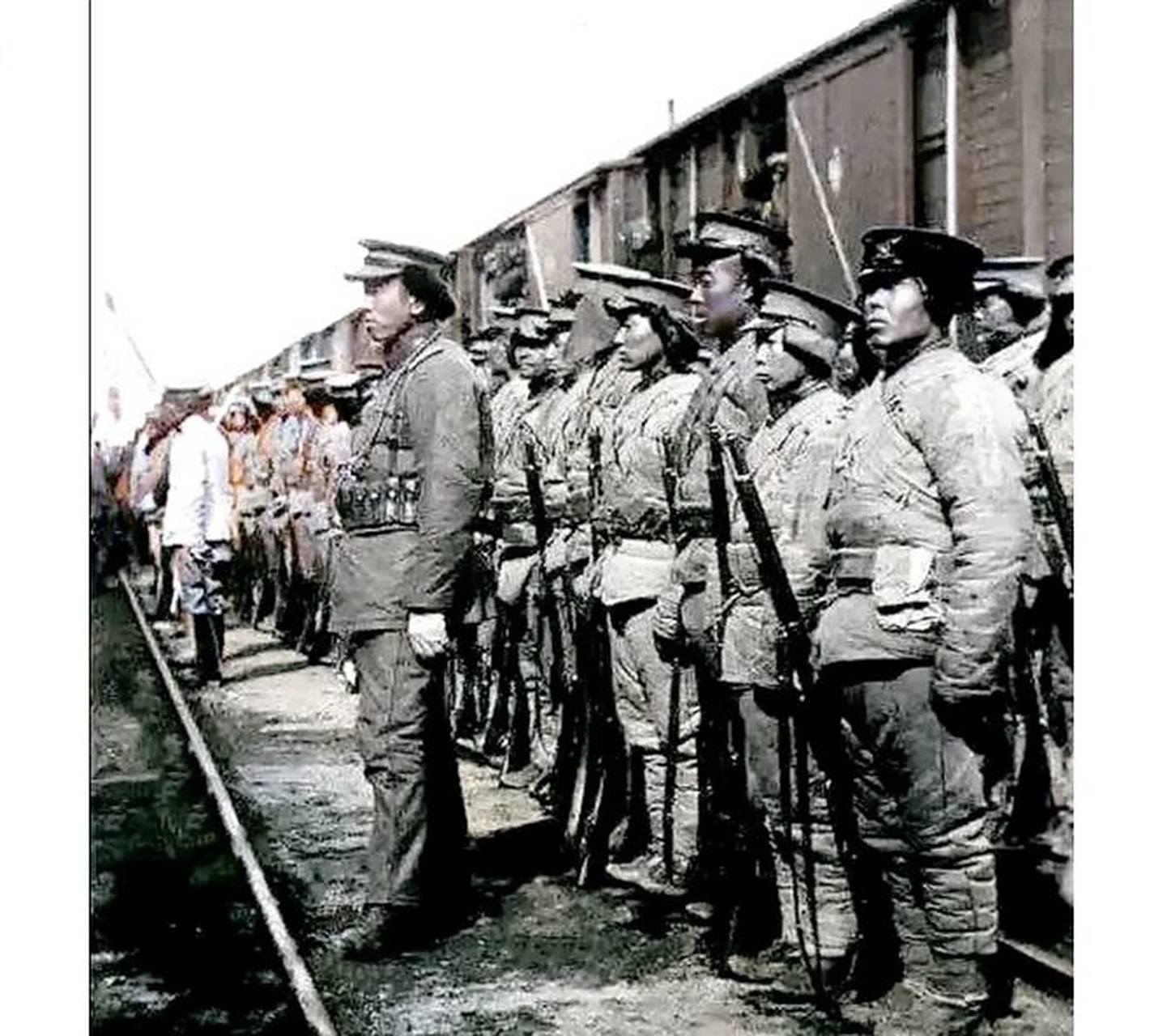 这是1918年张作霖所统领的东北军士兵,他们身穿破旧的衣服,但都展现出