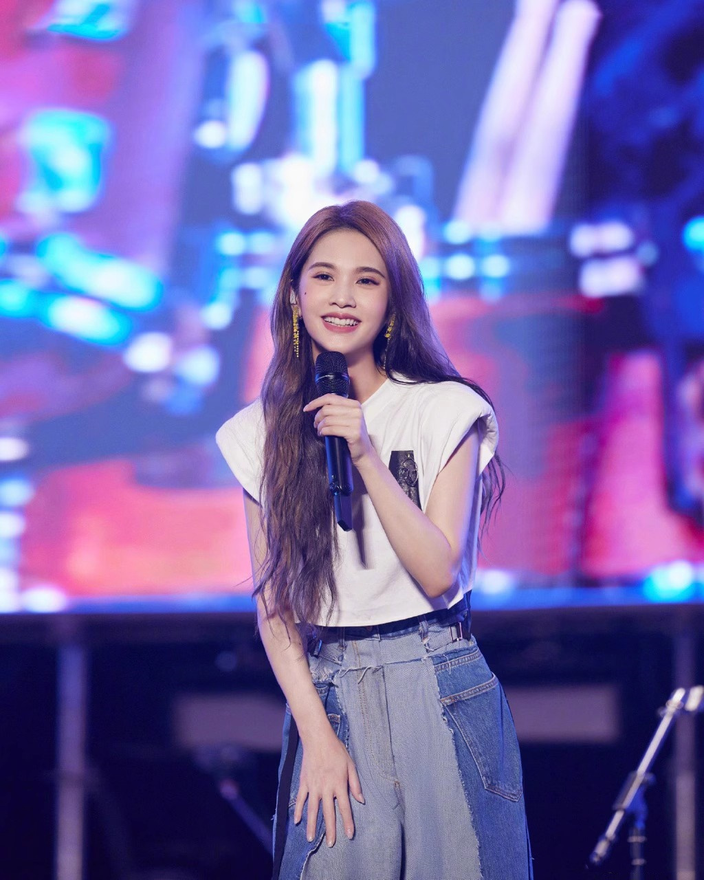 杨丞琳音乐节小个子穿搭牛仔裤超显瘦遮肉  这件凸腰牛仔裤,超级惊艳