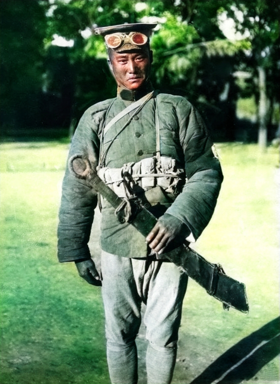 1927年拍摄的冯玉祥军队的士兵,当时西北军在各军阀中装备较差,所以