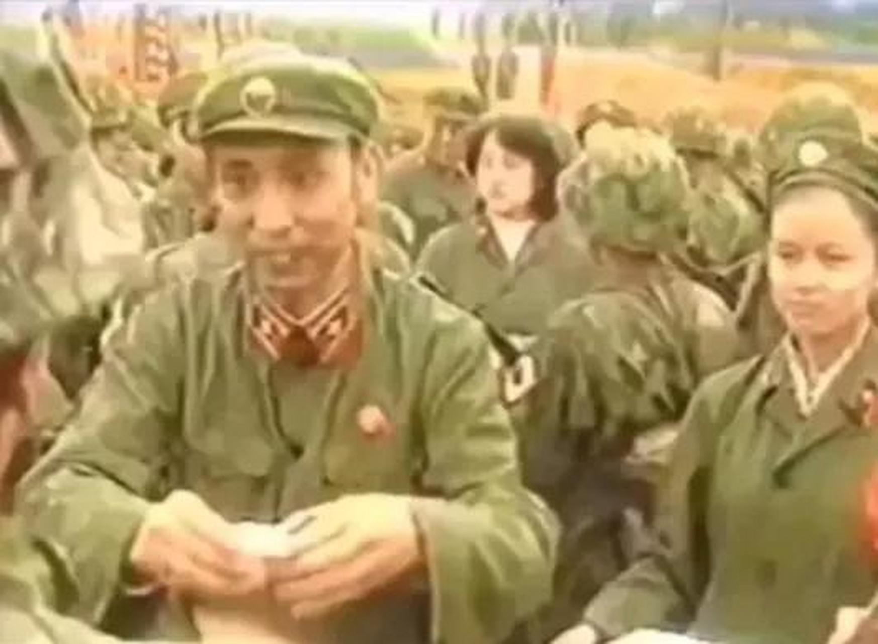 领动计划# #军营里的故事#  这是师长黄俊杰用茅台酒向突击队员敬酒