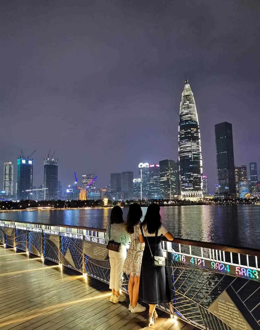今天去了深圳湾万象城,夜景好美!白天逛了一天还想逛.