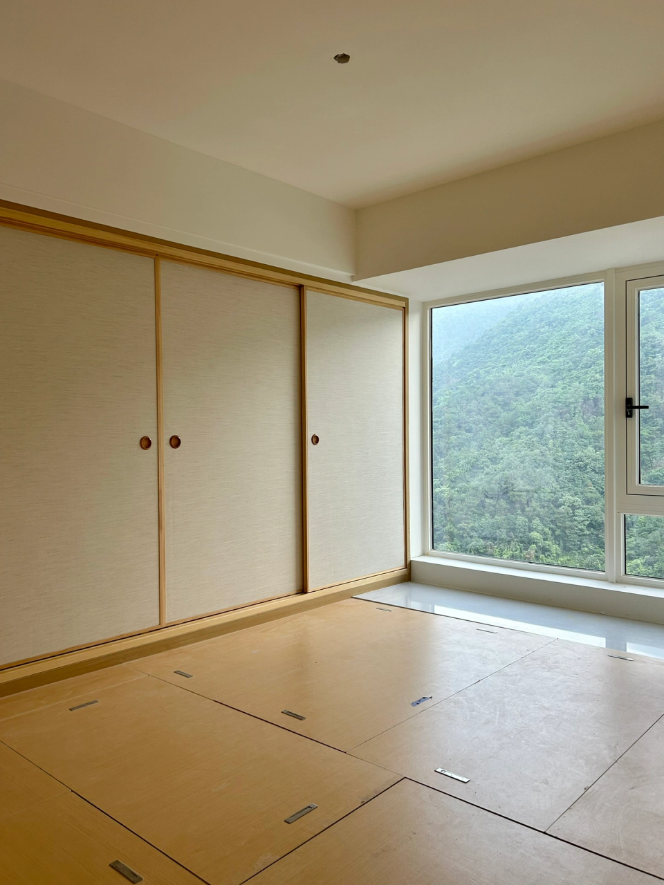 网上定的榻榻米的推拉门到了 我的木工老爸立马就来帮我安装啦!