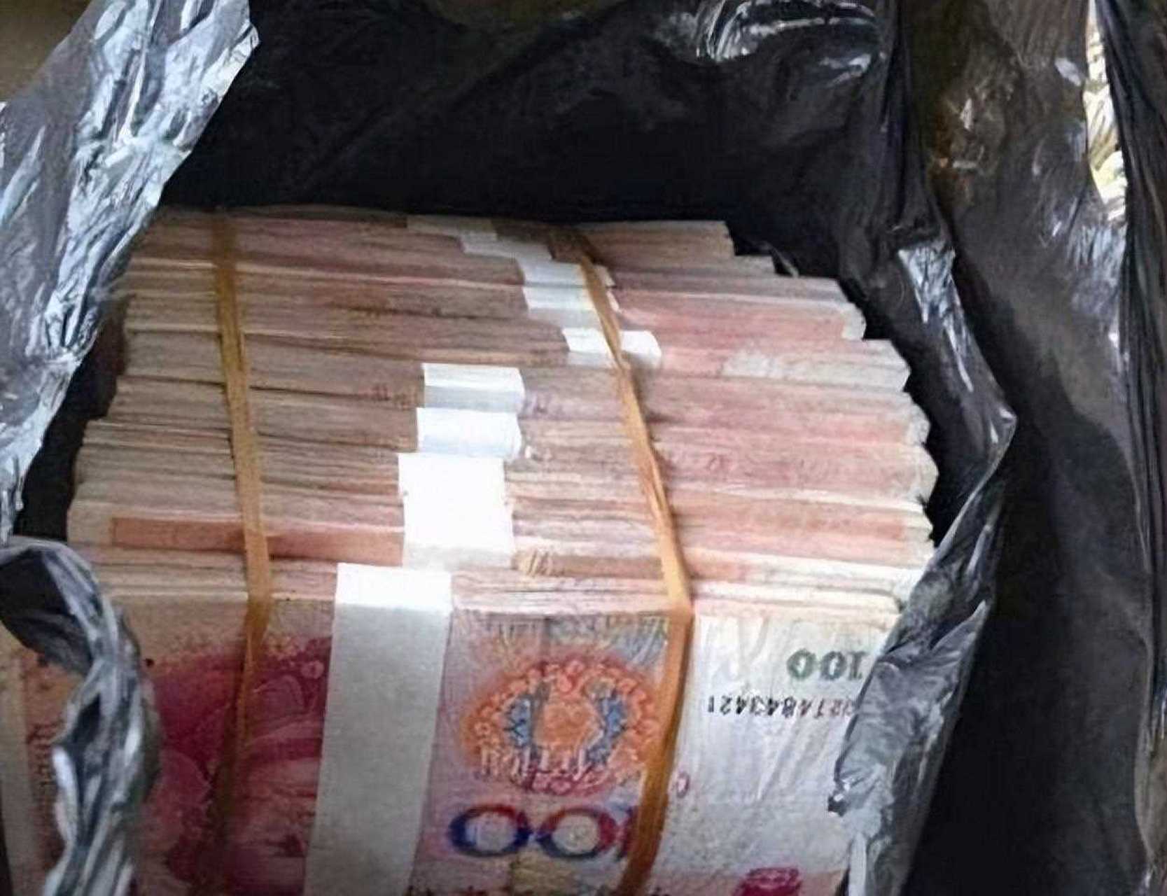 2008年,刘晓庆提着"一麻袋钱",连夜赶到谢晋导演的葬礼上,她当场扬言