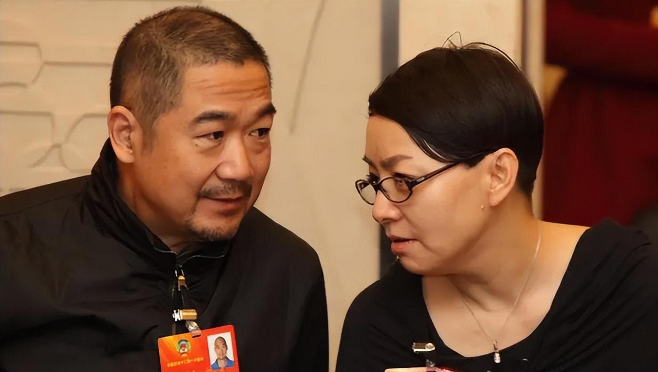 "宋丹丹携三婚老公深夜聚会!男方头发花白显老,张国立邓婕状态好.