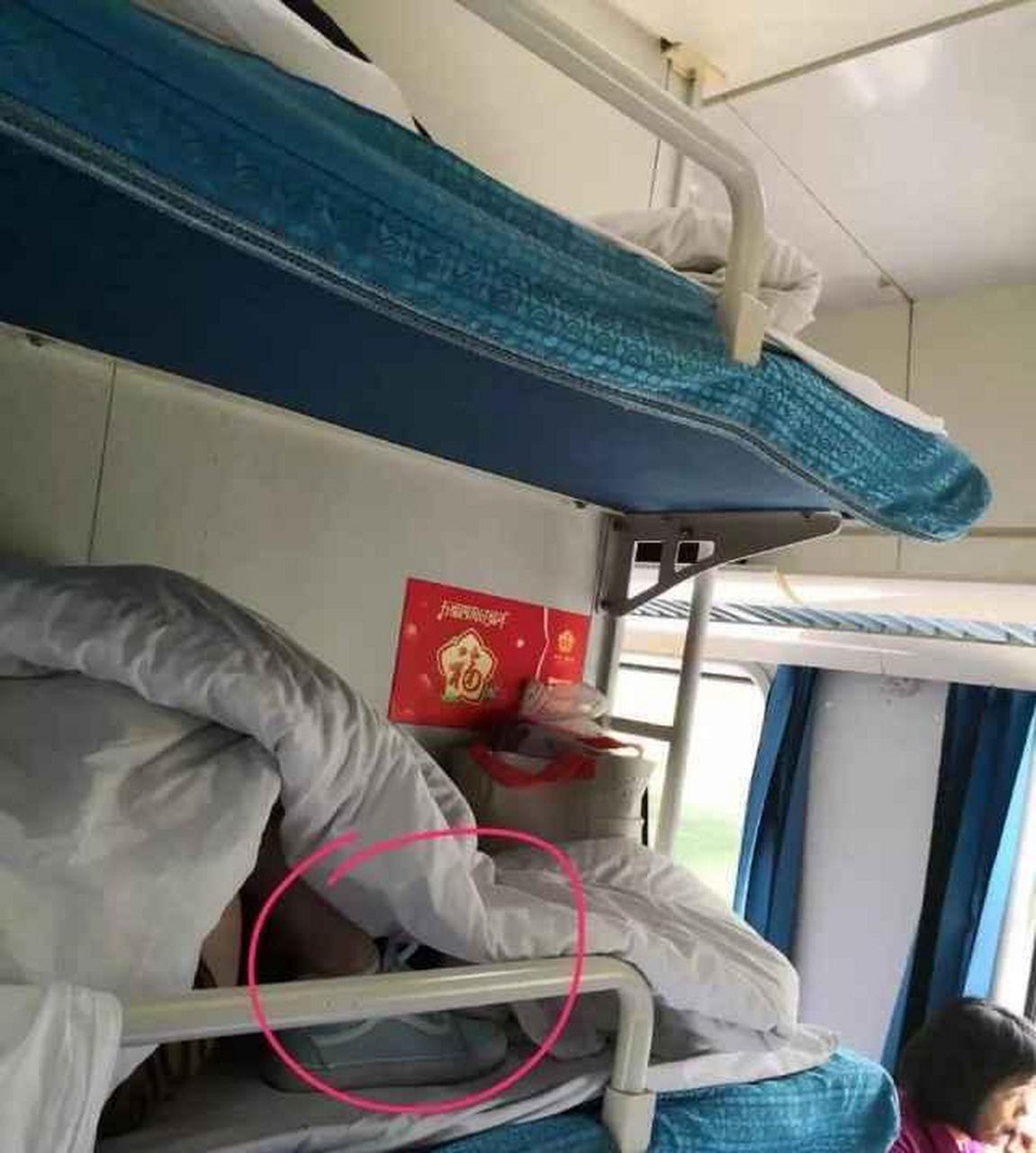 网友:火车卧铺里发生的一幕,在自家睡觉也这样吗?
