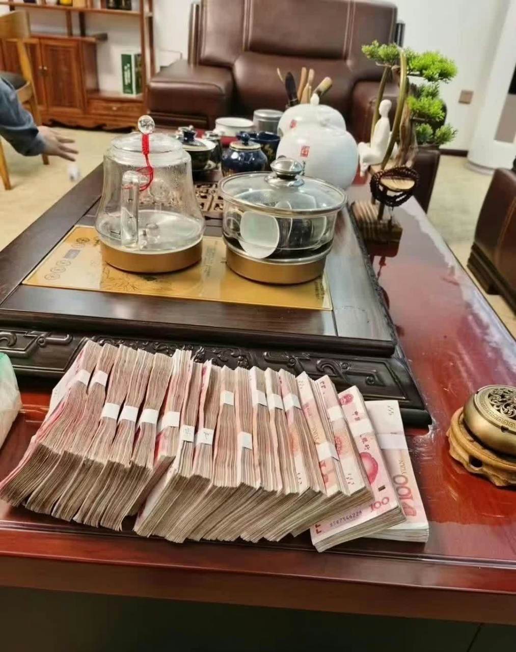 就在这样的场合,老板说一杯酒给你一万块钱. 如果你在场,你能喝多少?