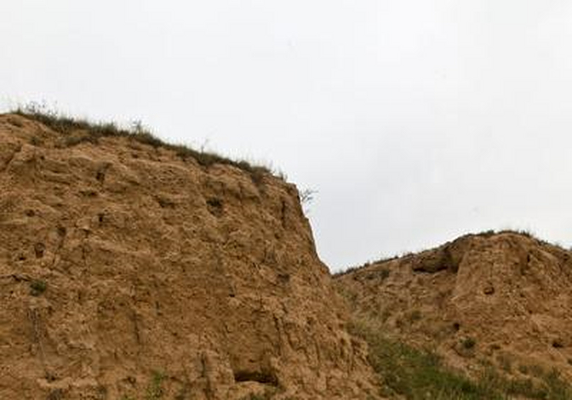 榆林境内著名的长城烽火台 三十台  烽火台又称烟墩,用夯土或石筑成