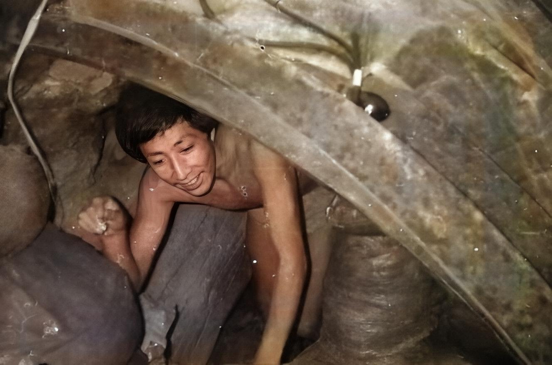 历史老照片: 1986年,一张解放军战士在猫耳洞里的照片.