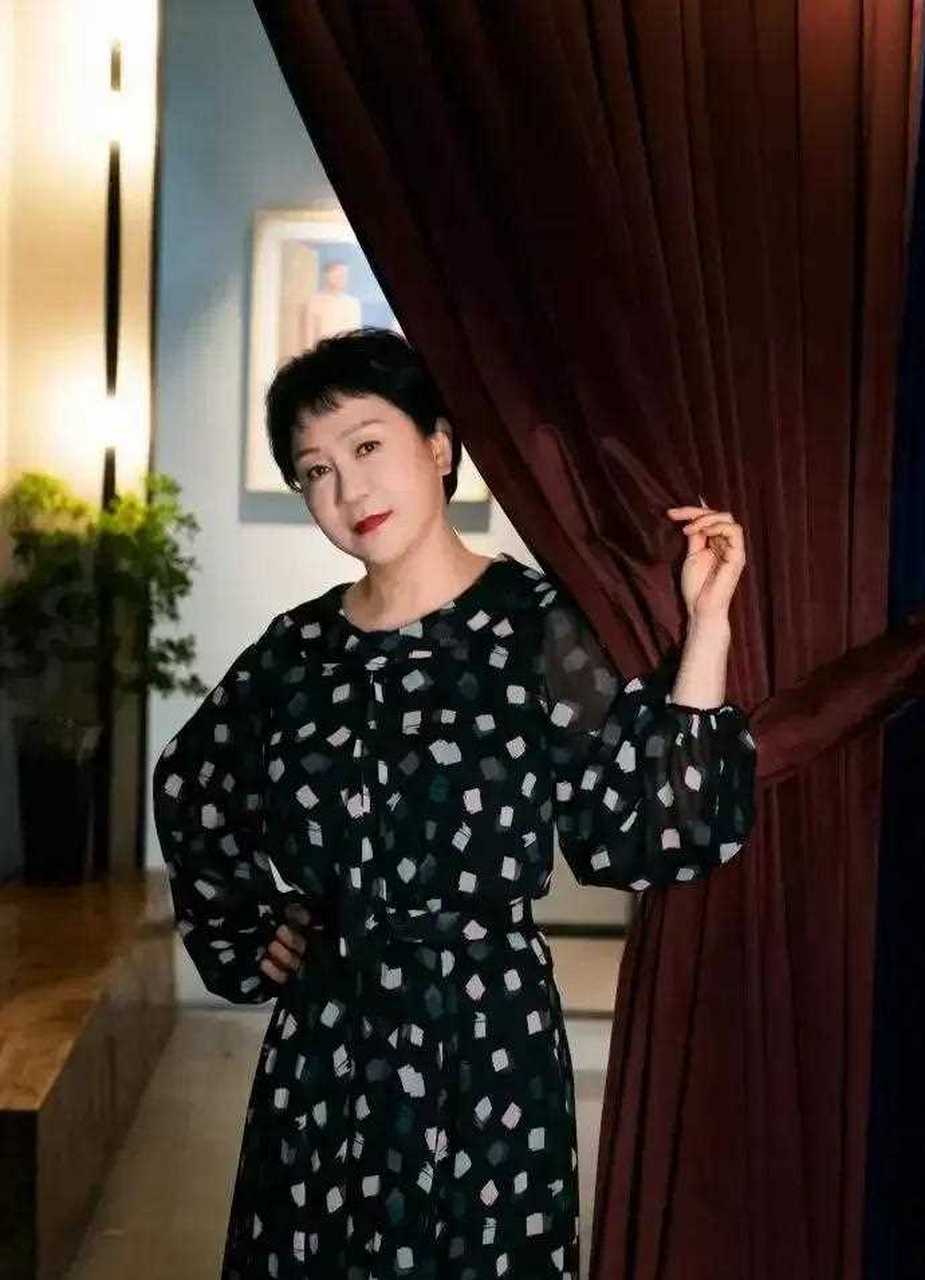 看了杨紫妈妈马海燕的美照,你就会相信杨紫确实是天然脸,完美遗传妈妈