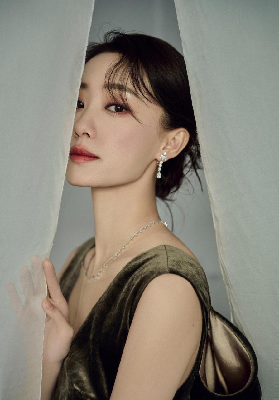 张小斐最新造型释出 vgrass特别定制的云锦国风礼服再