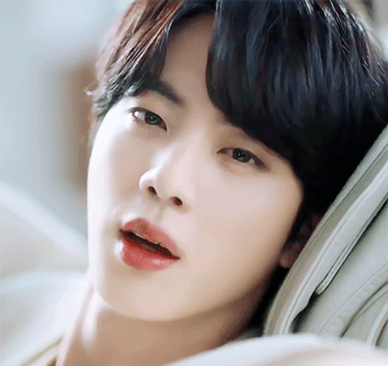 金硕珍身上的魅力点真很多,头脑好,原因就是真的学历很高,在出道前