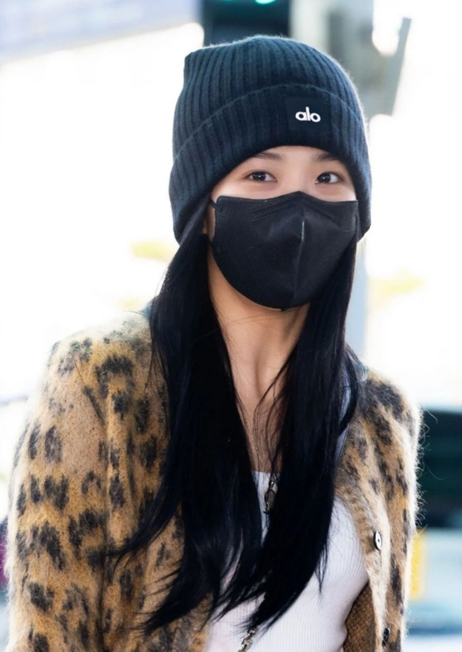 jisoo机场穿搭,休闲帅气范儿!