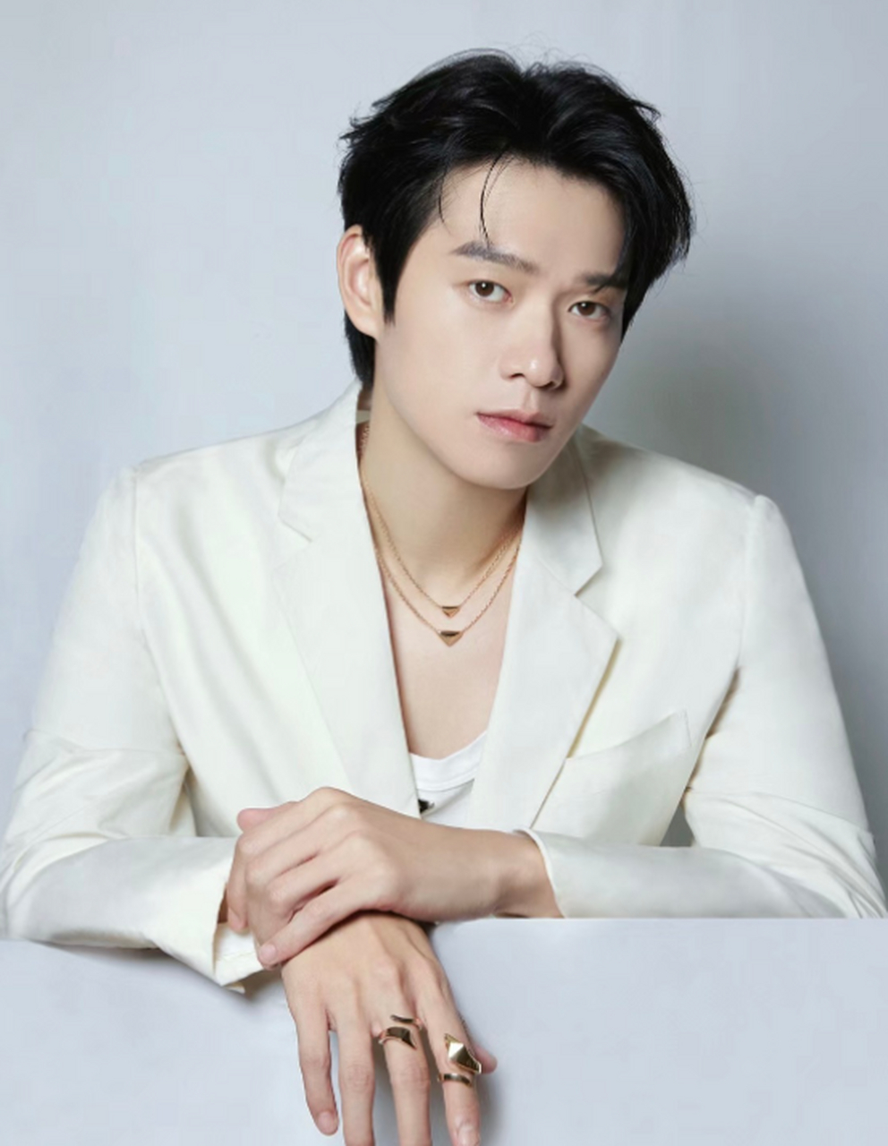 魏大勋身穿prada的时尚单品,展现出他独特的魅力和品味.