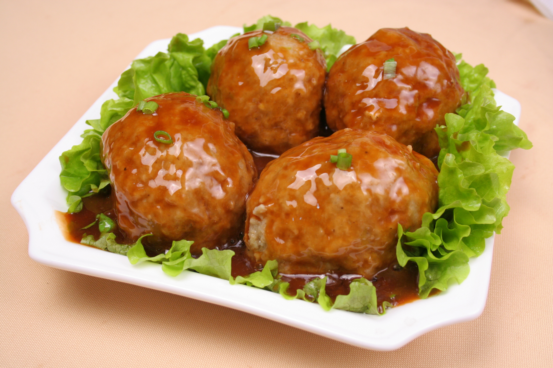 制作一道美味的红烧狮子头,我们需要准备一些必要的食材和材料.