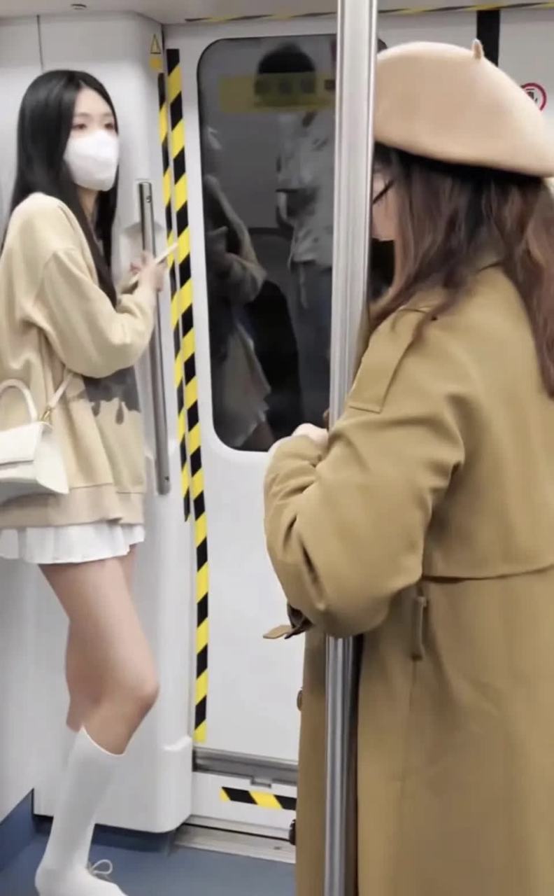 小姐姐的鞋子被挤掉了,我该怎么帮她呢?[开心]