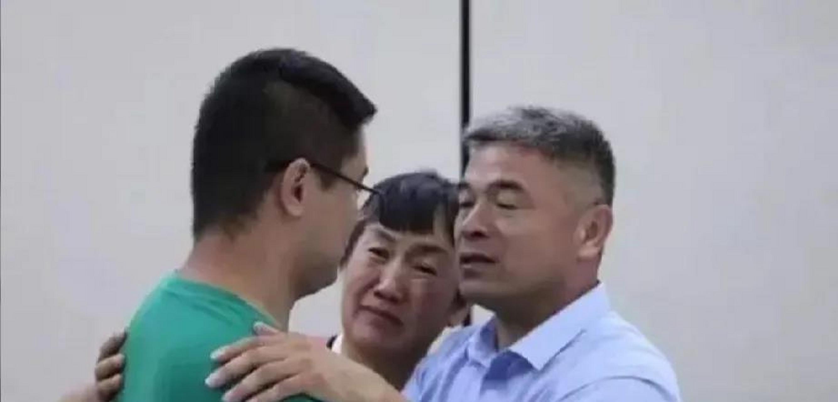 刚才看视频,郭刚堂的儿子比他爸高不少.走起路来很有气势