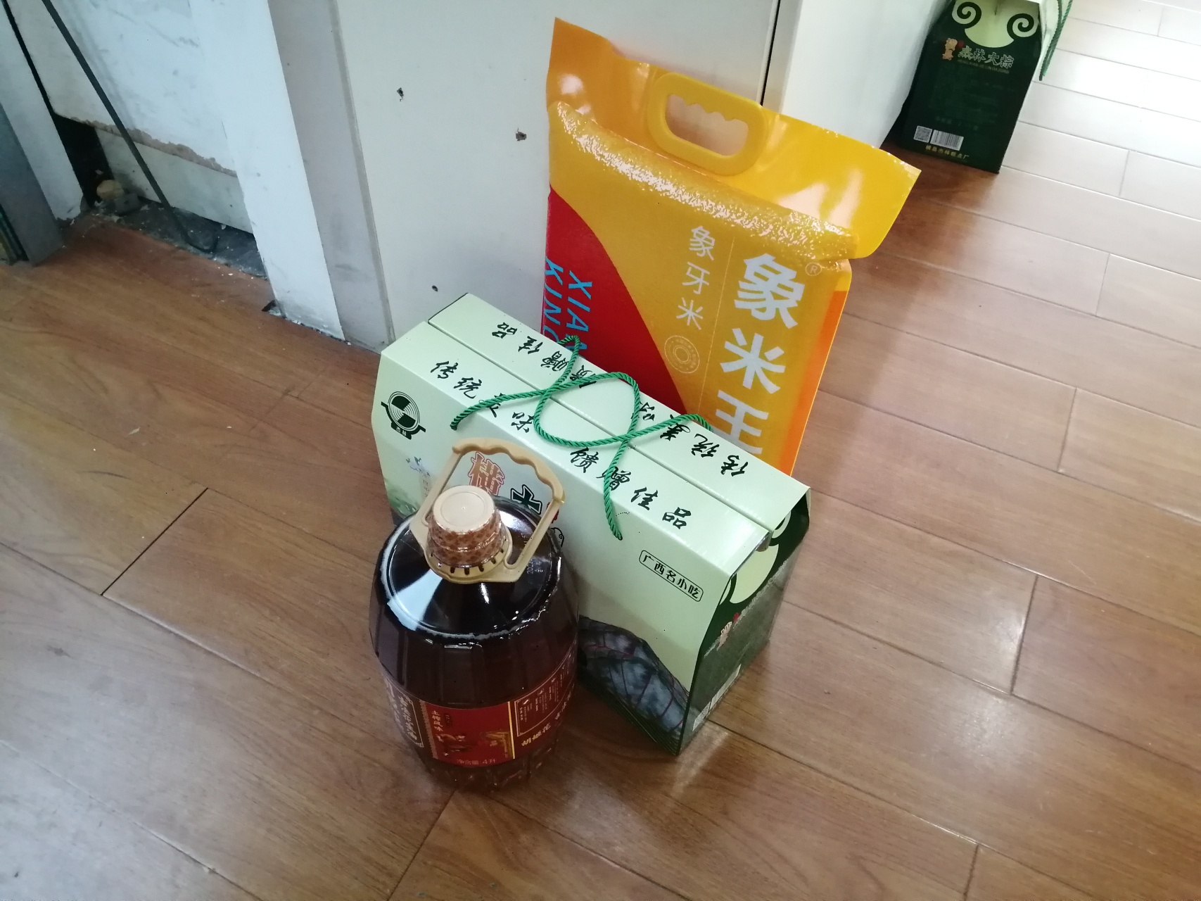 下班後,去三環陶瓷領單位發的過節禮品,居然沒人看店,喊好久都才下來