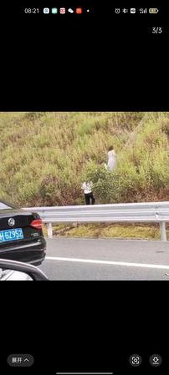 《女子高速公路内急》 恰逢高速堵车, 内急怎办?