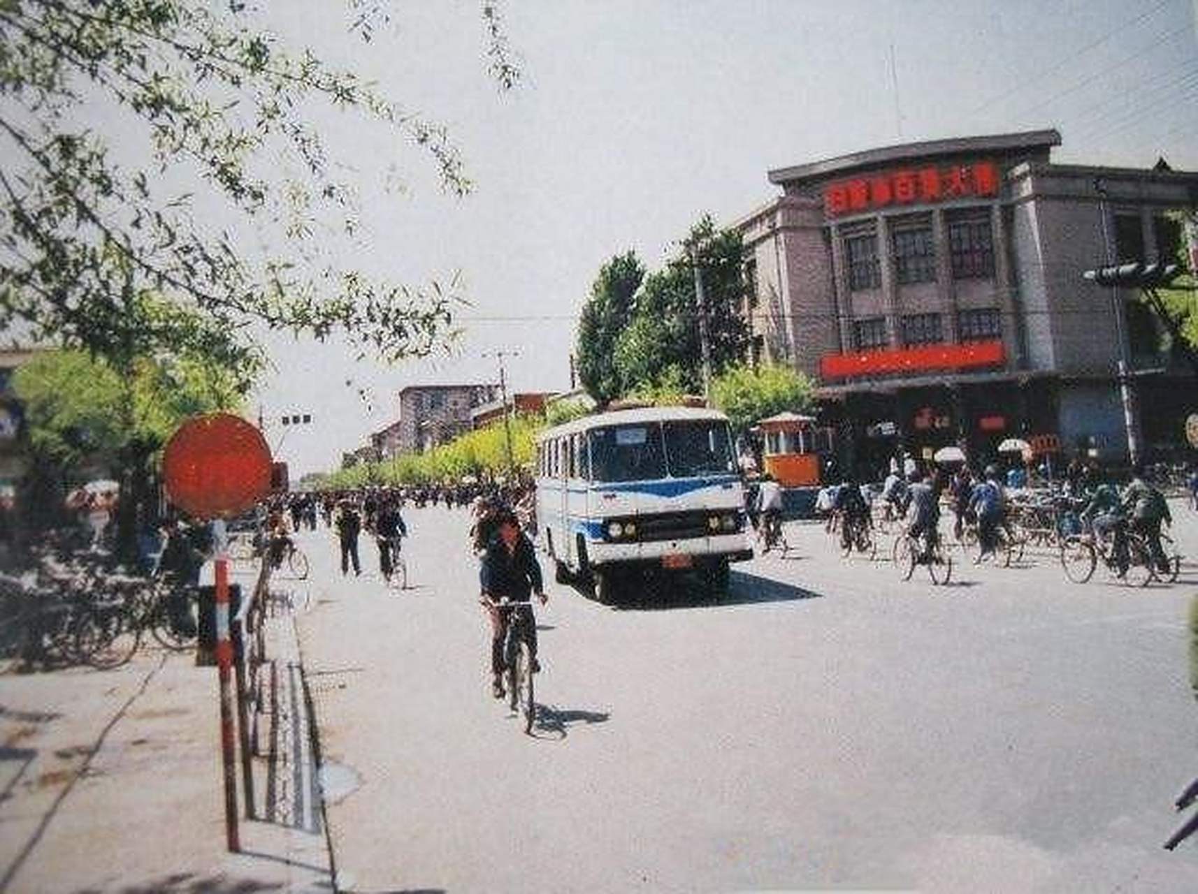 图为90年代吉林#白城# 百货大楼前的城市街景