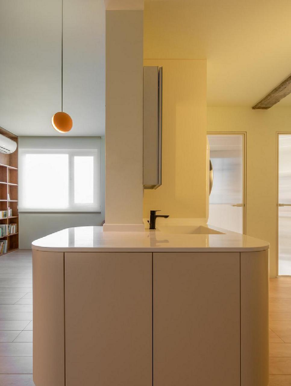 能打开的转角弧形柜门 悬浮柜    |这套书核的案