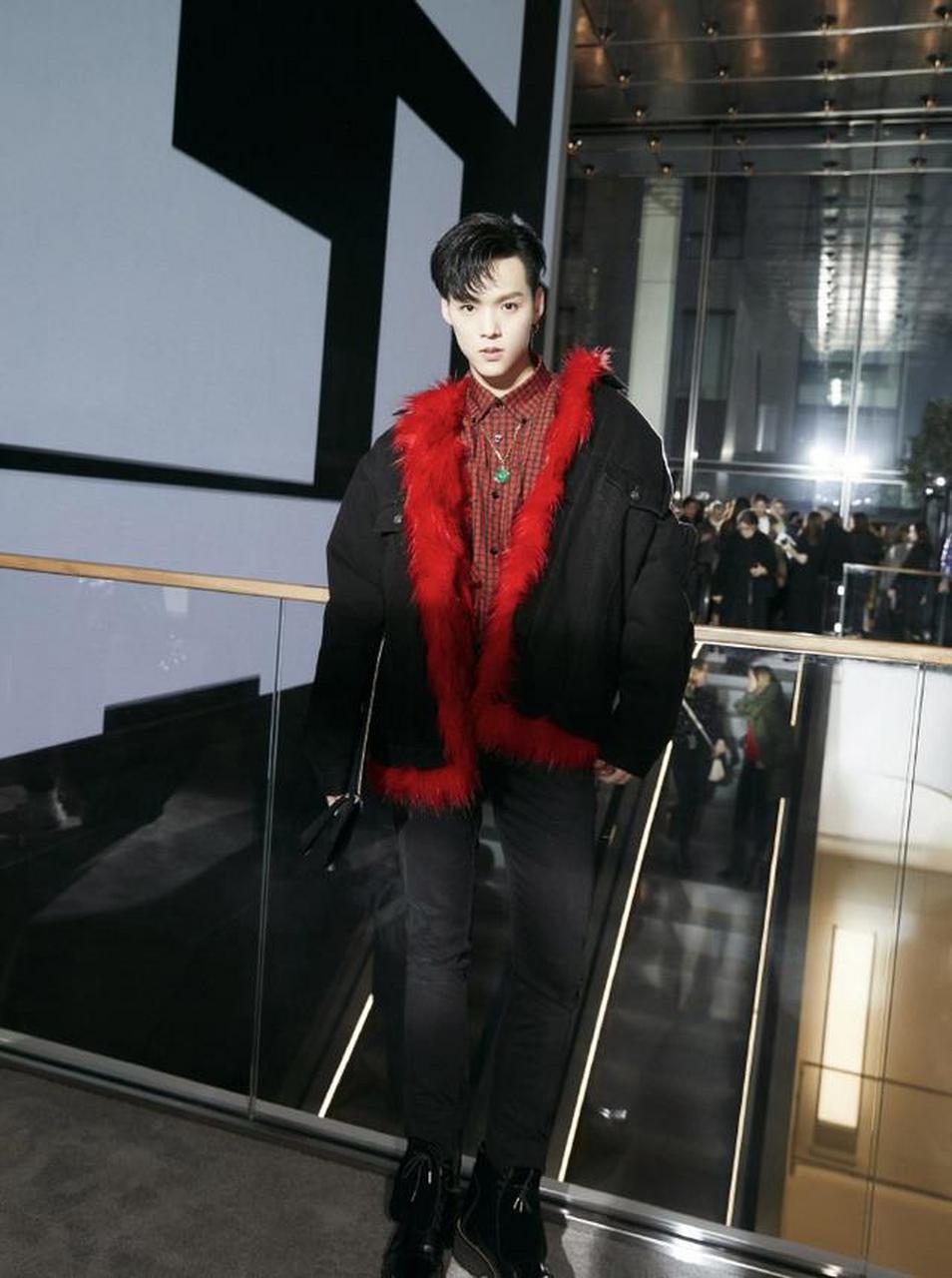 董又霖jeffrey看秀现身纽约时装周的2019秋冬大秀秀场,一身羽毛装饰